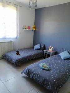 En eller flere senge i et værelse på VILLA très bien équipée pour les vacances