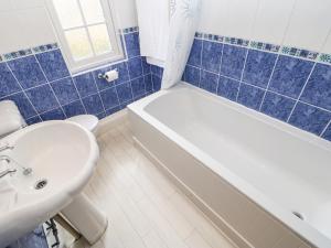Ένα μπάνιο στο A D Coach House +29 φωτογραφίες