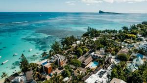 een luchtzicht op een resort en de oceaan bij Toparadis Guest House in Pereybere