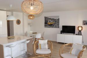 a kitchen and living room with a table and chairs at Alvor tendance in Alvor