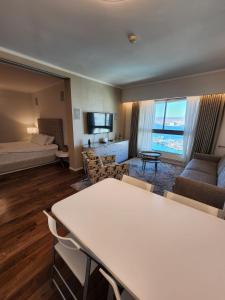 Habitación de hotel con cama y sala de estar. en סוויטה בבעלות פרטית במלון מלכת שבא en Eilat