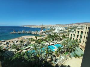 - Vistas a un complejo con palmeras y a la playa en סוויטה בבעלות פרטית במלון מלכת שבא en Eilat