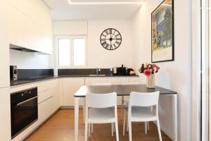 Köök või kööginurk majutusasutuses Lake Modern Suites - Free Parking