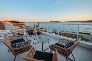 balkon z krzesłami i stołami na statku wycieczkowym w obiekcie Karma 52 w mieście Zadar