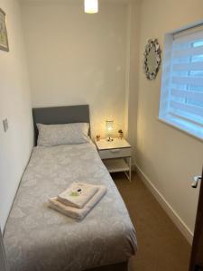 Tempat tidur dalam kamar di Comfy 2 bed house located at Wareham train station