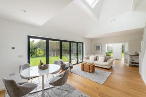 uma sala de estar com mesa e cadeiras em Beautiful countryside home, 10min drive to Bath em Limpley Stoke