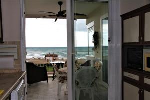 eine Küche mit Meerblick und einem Tisch in der Unterkunft Уютная квартира на берегу моря с частным бесплантным пляжем in Antalya