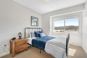 un dormitorio con una cama y una ventana en Morning Sun 2061B, en Big Sky
