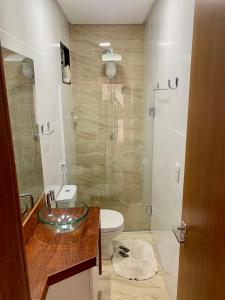 La salle de bains est pourvue d'un lavabo, de toilettes et d'une douche. dans l'établissement Casa temporada com piscina, à Vila Velha