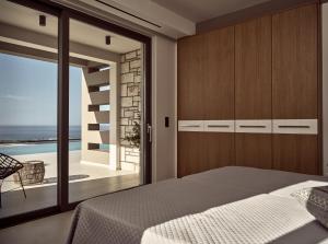 una camera da letto con un letto e vista sull'oceano di Julieta Villas a Città di Zante Altre 48 foto