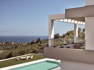 una vista di una casa con piscina di Julieta Villas a Città di Zante