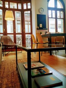 uma sala de estar com uma mesa de vidro e cadeiras em Instituto 2º em Gijón
