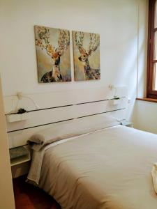 een slaapkamer met twee schilderijen van herten aan de muur bij Instituto 2º in Gijón