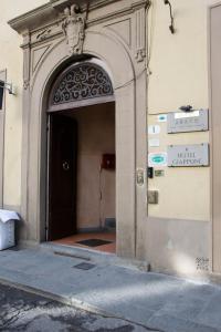 una entrada a un edificio con una puerta negra en Hotel Giappone - 2 Min Walk Duomo of Florence, en Florencia