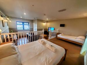 een slaapkamer met 2 bedden en een woonkamer bij The Golden Ball Hotel in Morecambe
