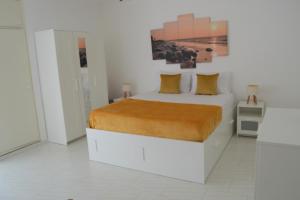 um quarto branco com uma cama num quarto em Apartamento espaçoso com estacionamento incluído em Portimão