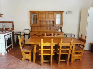 - une salle à manger avec une table et des chaises en bois dans l'établissement Villa Patrizia, à Canicattì