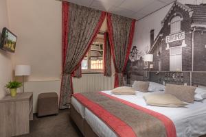 a hotel room with a large bed and a window at Hotel Hulsman in Valkenburg