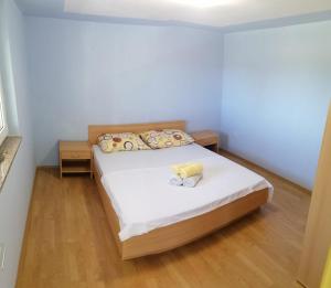a small bedroom with a bed with white sheets at Robinson's house in Kruševo