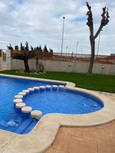 Бассейн в Casa con piscina cerca de la playa (10min) или поблизости