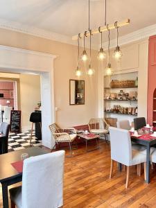 - un salon avec une table et des chaises dans l'établissement Hôtel Restaurant La Désirade, à Saint-Désirat