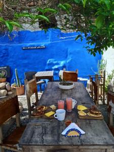 a wooden table in front of a blue wall at Hostal Colonial de Santander in Girón