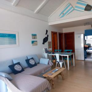 ein Wohnzimmer mit einem Sofa und einem Tisch in der Unterkunft Apartamento Casita del Mar in Arrieta