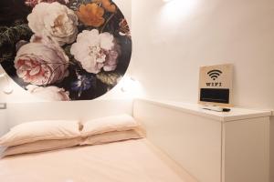 A bed or beds in a room at Rione Monti Studio Apt with private garden