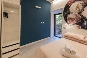 A bed or beds in a room at Rione Monti Studio Apt with private garden