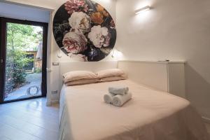A bed or beds in a room at Rione Monti Studio Apt with private garden