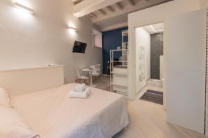 A bed or beds in a room at Rione Monti Studio Apt with private garden