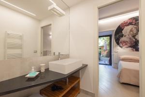A bathroom at Rione Monti Studio Apt with private garden