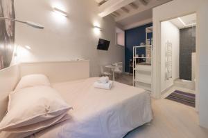 A bed or beds in a room at Rione Monti Studio Apt with private garden