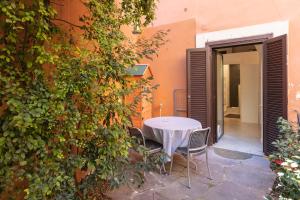 A garden outside Rione Monti Studio Apt with private garden