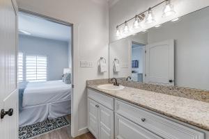 un bagno con lavandino, specchio e letto di The Tipsy Trout a Rockport