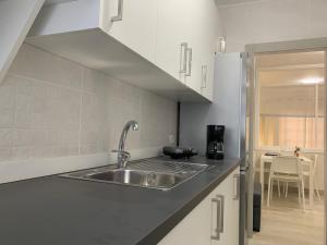 a kitchen with a sink and a counter top at Casa Pablo IV AptºTranquilo, a cinco minutos del Puerto de la cruz in Los Realejos