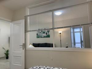 a bedroom with a window with blinds on it at Casa Pablo IV AptºTranquilo, a cinco minutos del Puerto de la cruz in Los Realejos