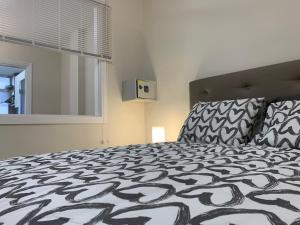 a bedroom with a black and white bed with a window at Casa Pablo IV AptºTranquilo, a cinco minutos del Puerto de la cruz in Los Realejos