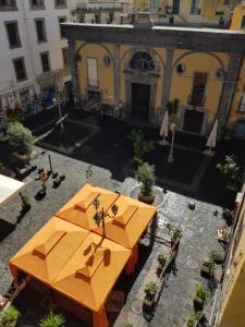 ナポリにあるLo Specchio dei Papiriの建物前のオレンジテーブル