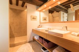 康布勒梅尔Maisons d'hôtes - Domaine Le Coq Enchanté的带水槽和淋浴的浴室
