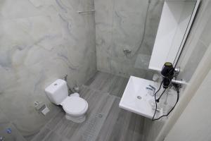 Bilik mandi di Ionian Apartments