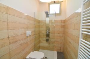 a bathroom with a toilet and a shower at Boomerang Residence a Torre Colimena in Torre Colimena