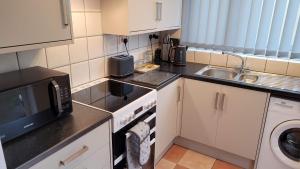 Η κουζίνα ή μικρή κουζίνα στο The Lawrence, Redcar - 2 Bedroom Victorian House - Free On-Street Permit Parking, Fast Wifi, Virgin TV - Perfect for Contractors, Families and Couples