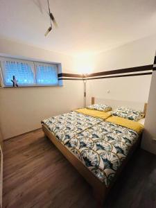 een slaapkamer met 2 bedden en een raam bij Ferienwohnung Burgblick in Schramberg