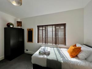 a bedroom with a bed and a window at Johnson House - Charm Townhouse in Cleethorpes