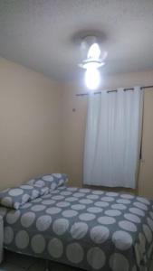 a bedroom with a bed and a light on the ceiling at Apartamento Caucaia-CE, próximo á praia de Cumbuco in Fortaleza
