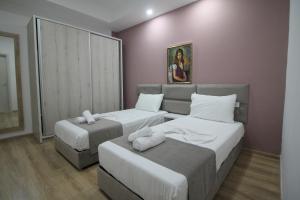 Un pat sau paturi într-o cameră la Ionian Apartments