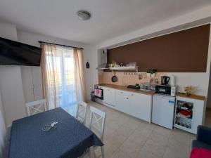 A kitchen or kitchenette at Apartman Lunna
