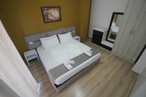 Un pat sau paturi într-o cameră la Ionian Apartments