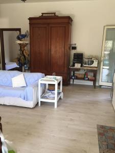 una camera con un letto e un tavolo di La Perla al mare 300mt from Perla Marina Beach a Santa Margherita di Pula